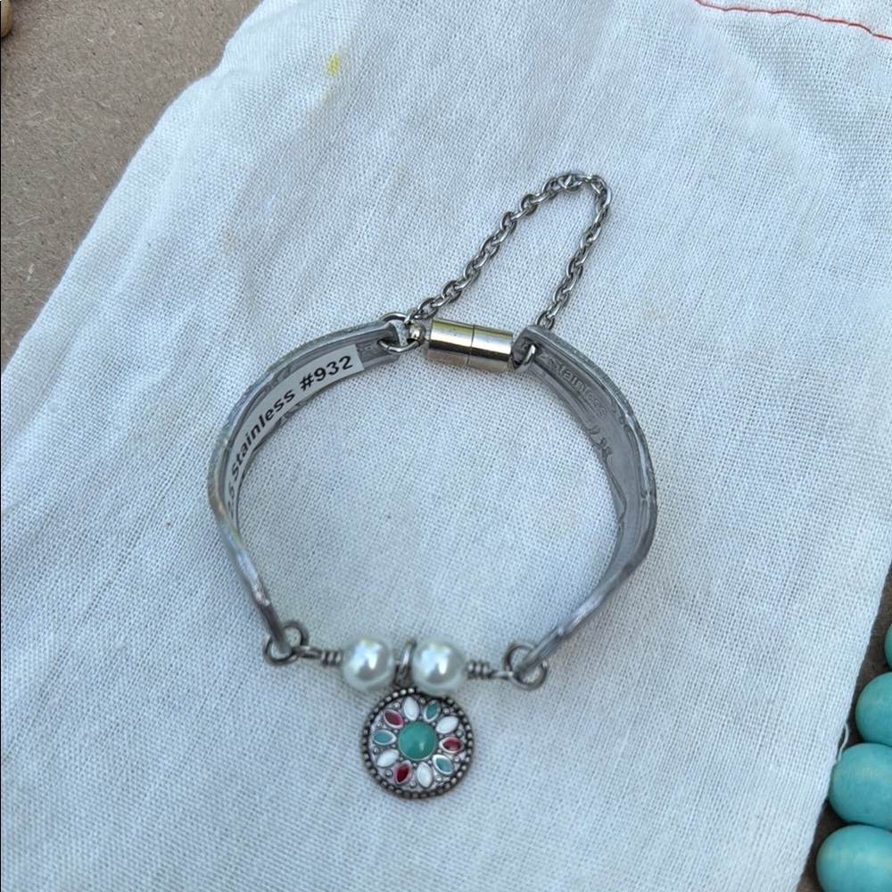 Brand New Native American inspired Turquoise Bracelet with Pearl Accents